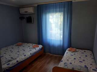 Отель River Hotel Гагра Бюджетный трехместный номер-8